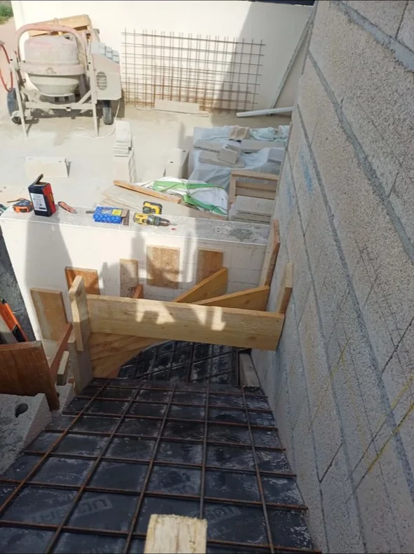 Coffrage et ferraillage d’un escalier extérieur à Sérignan