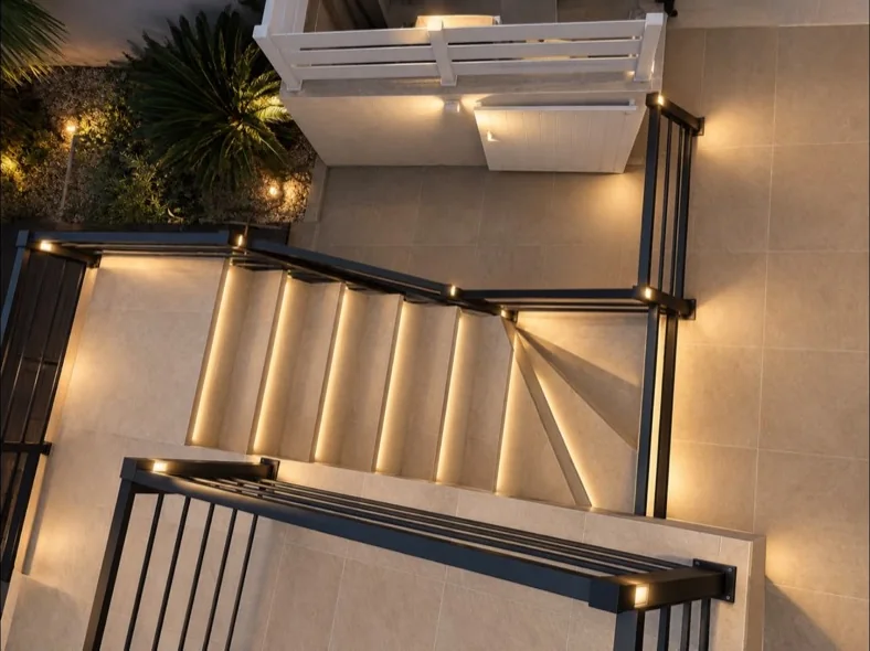 Escalier extérieur terminé avec carrelage et éclairage à Sérignan