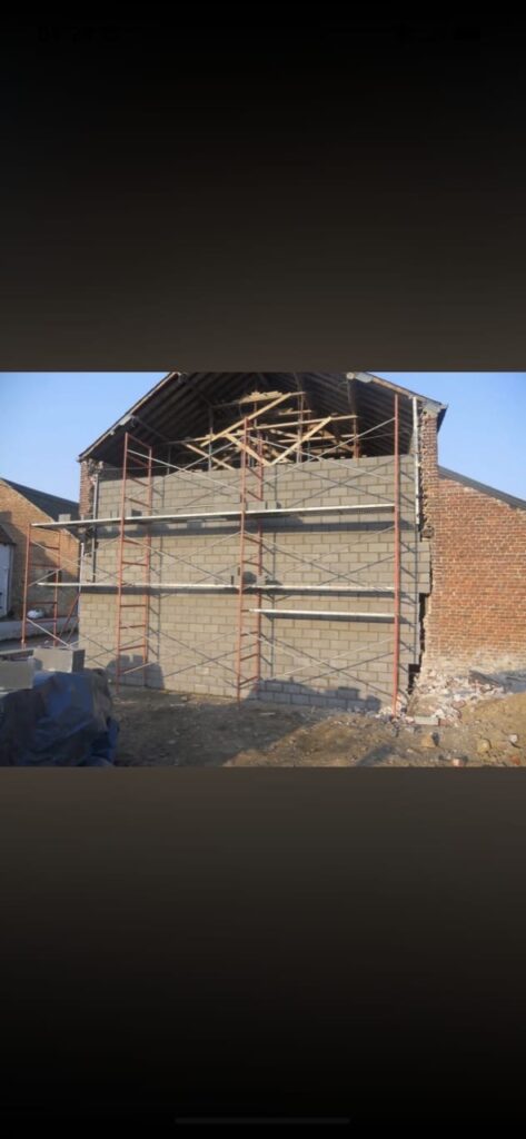 Nouvelle façade en blocs béton pendant la reconstruction à Vias