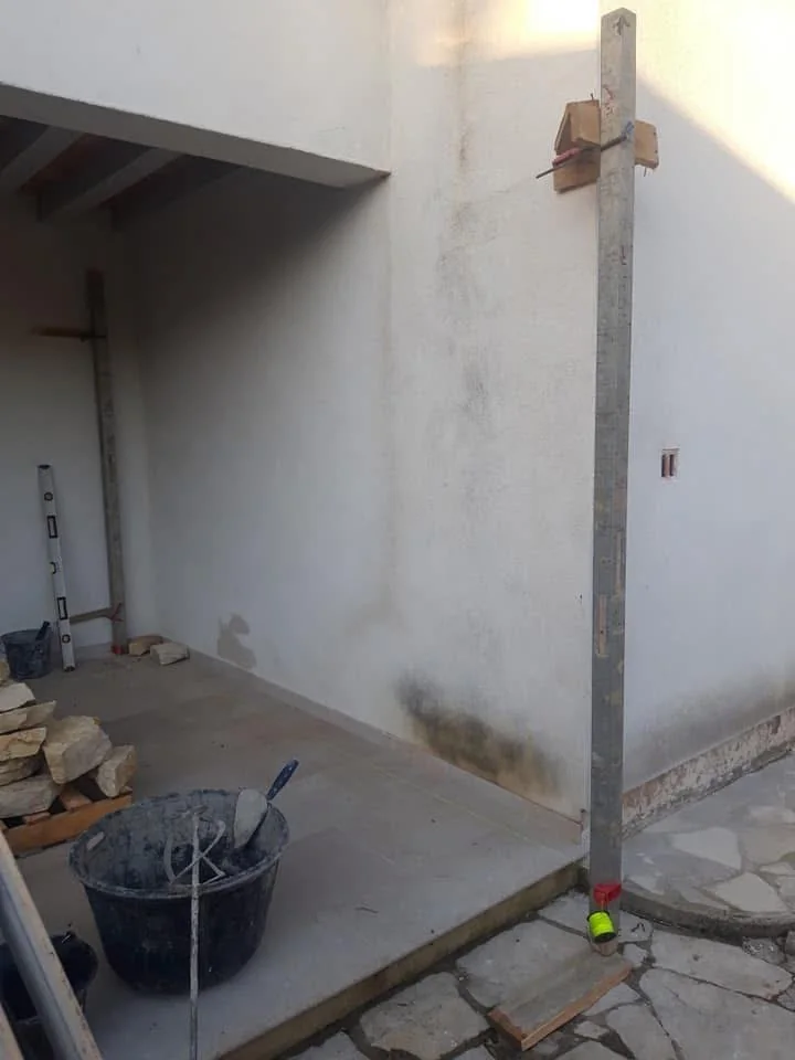Mur extérieur avant la pose du parement en pierre à Marseillan