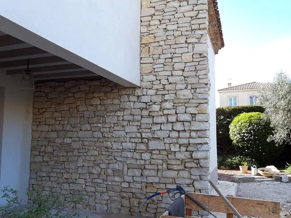 Mur habillé d’un parement en pierre naturelle à Marseillan
