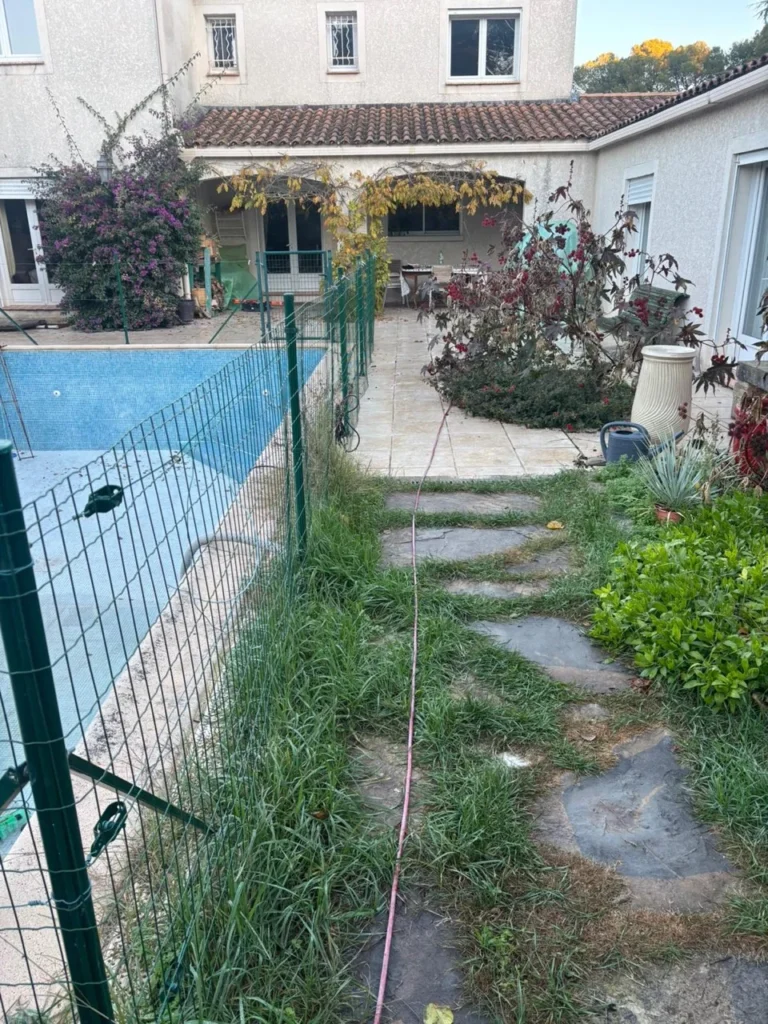 Piscine et jardin avant réaménagement à Montpellier