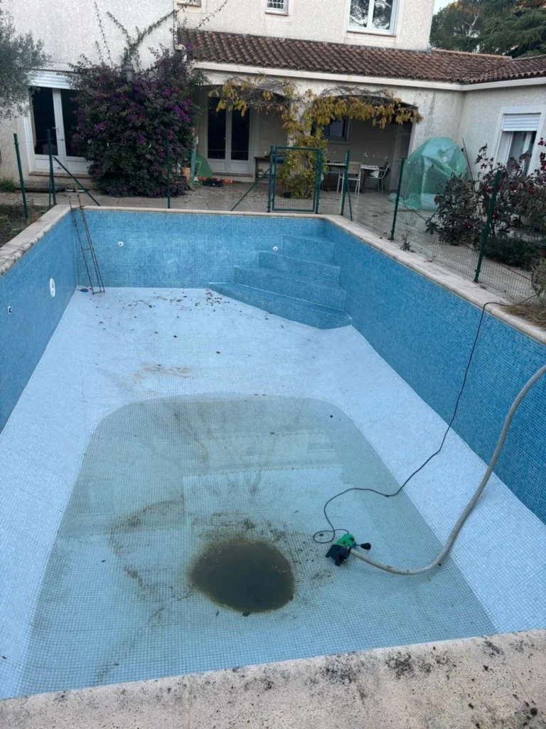 Vue de la piscine existante avant les travaux à Montpellier