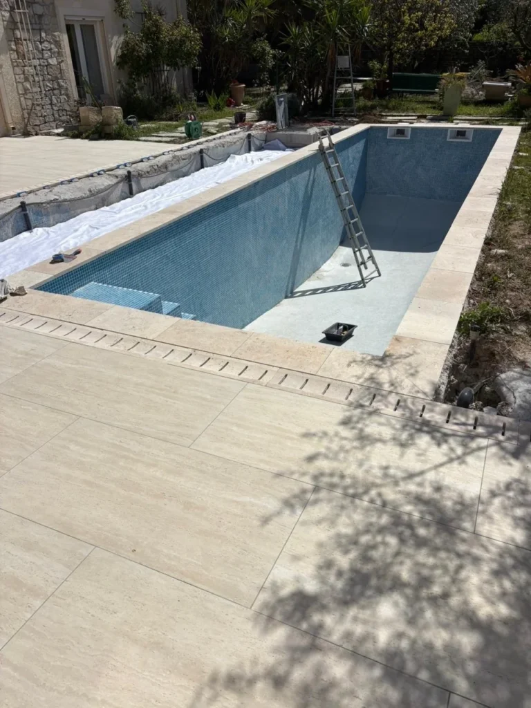 Carrelage extérieur autour de la piscine à Montpellier