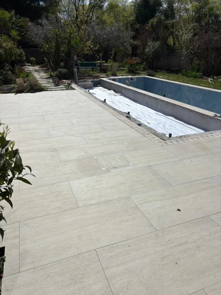 Terrasse carrelée après réaménagement de piscine à Montpellier