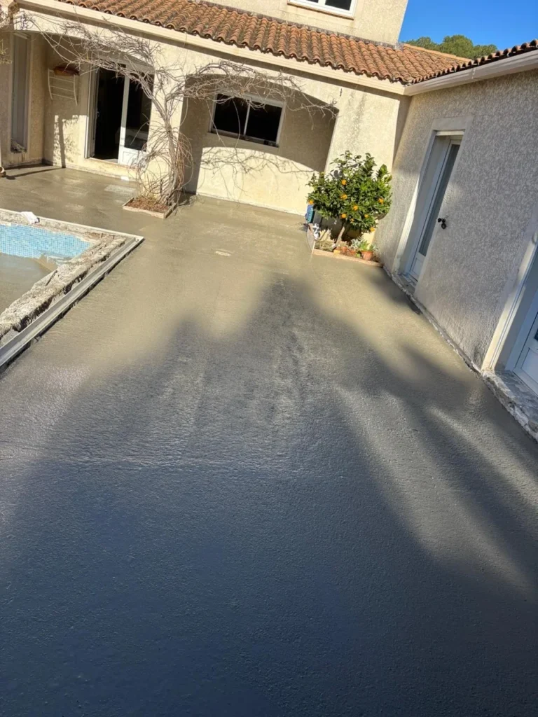 Préparation des plages de piscine à Montpellier