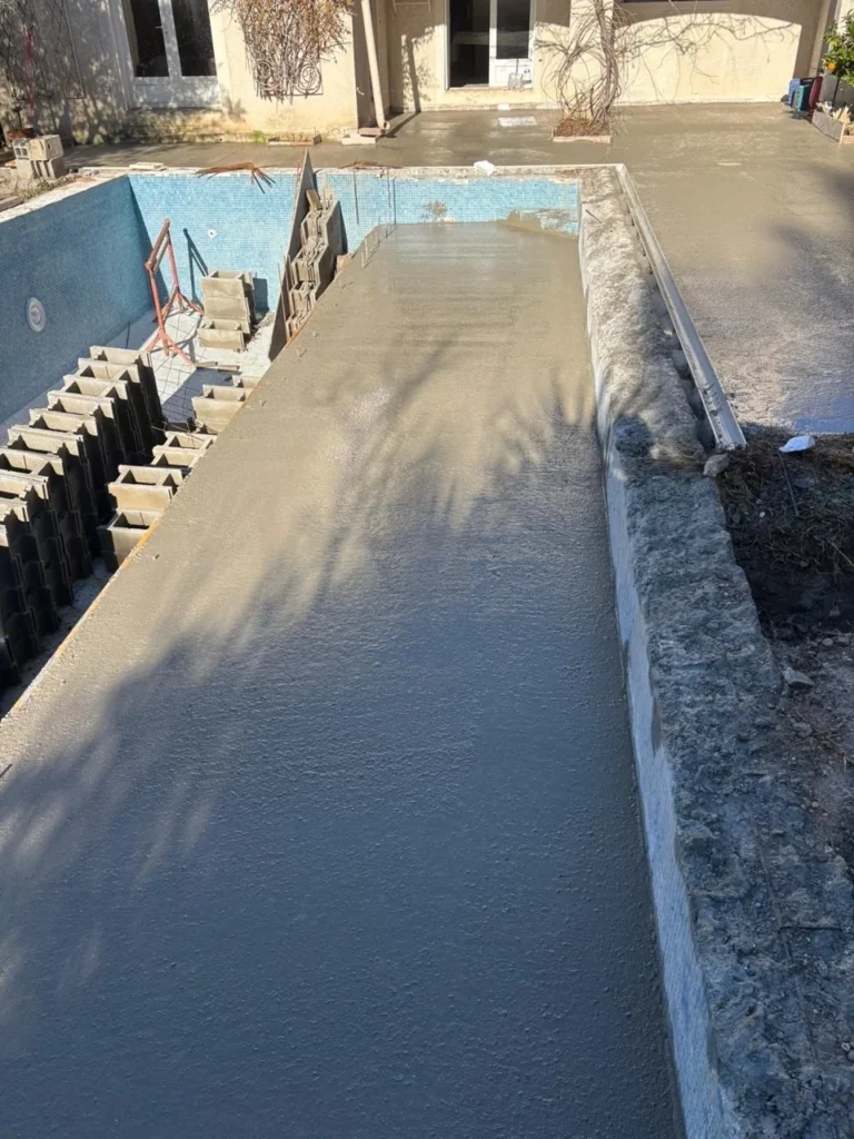 Travaux de réduction du bassin de piscine à Montpellier
