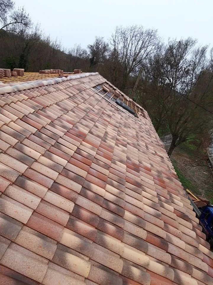 Toiture rénovée avec tuiles neuves à Narbonne