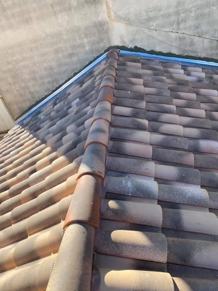 Toiture terminée après rénovation à Pomérols