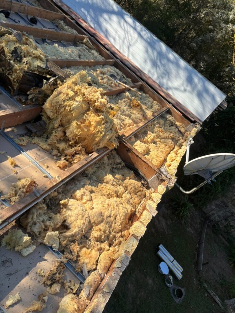 Travaux d’isolation pendant la réfection de toiture à Vias