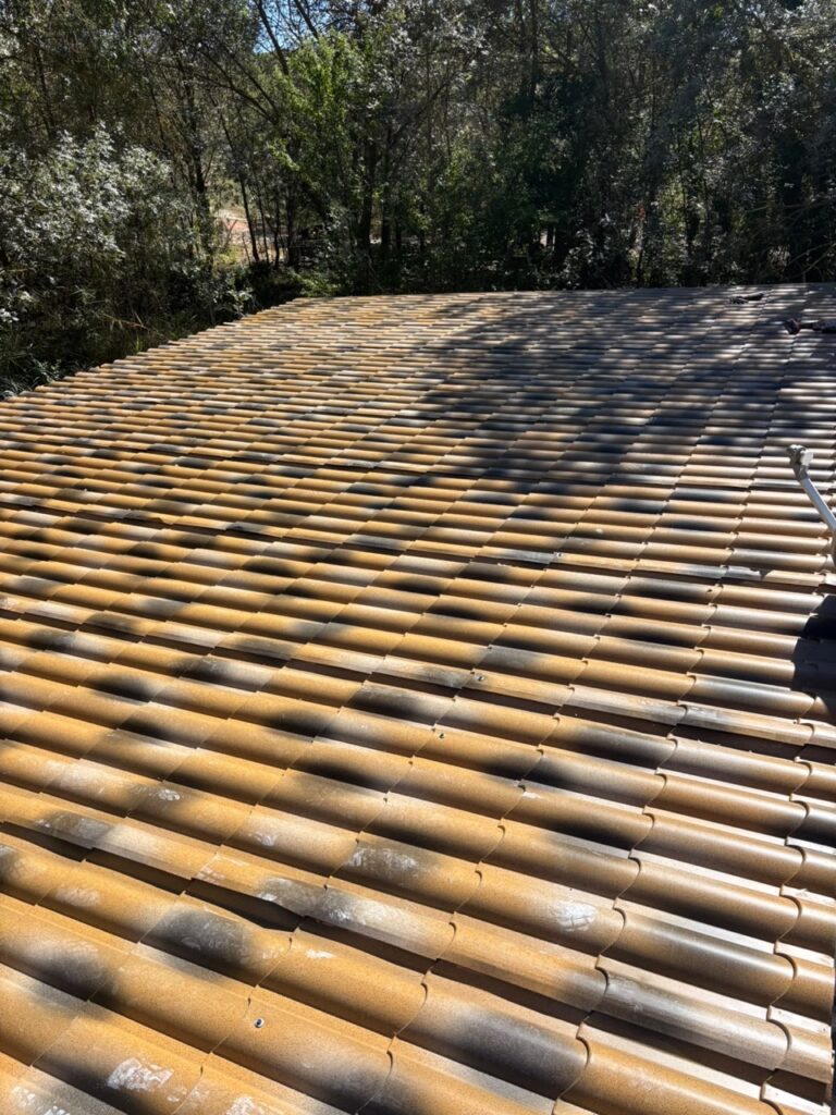 Nouvelle couverture en tuiles après réfection de toiture à Vias